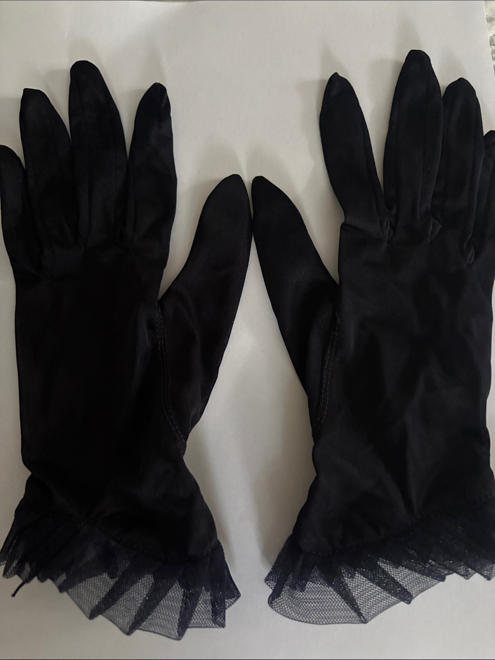 Vintage Kaiser Ruffled Nylon Gloves
Size 6 1/2